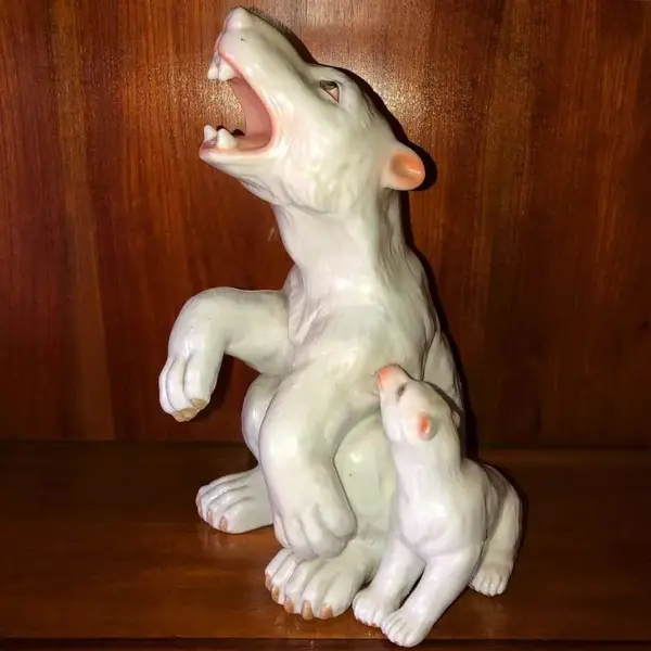 Foto de um(a) Antiga Rara Escultura Bloco Escultórico Urso Polar Porcelana, da categoria de Escultura. Antigo e grande bloco escultórico, feito à mão em porcelana artística alemã representando ursos polares. Peça imponente e... Mostrado de uma perspectiva diferente. Vendido no marketplace Trésors.