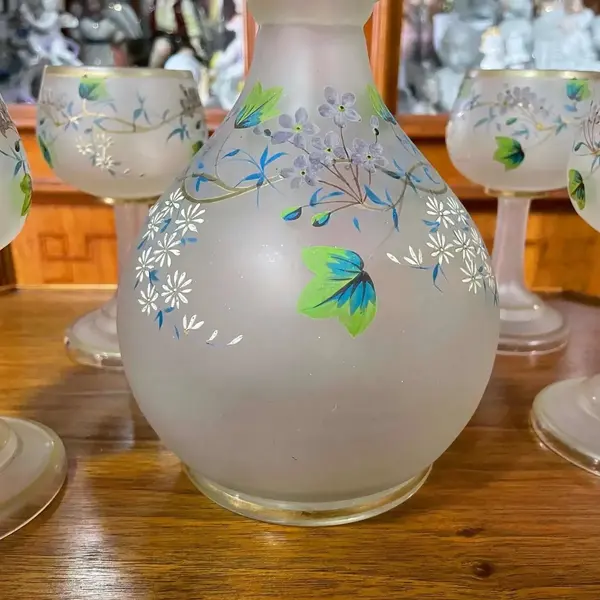 Foto de um(a) Antigo Raro Conjunto Veneziano Garrafa Taças Art Nouveau, da categoria de Jogos de taças e copos. Antigo e lindo conjunto de garrafa com 6 taças satiné em vidro artístico veneziano. Todas as peças são delicadamente... Mostrado de uma perspectiva diferente. Vendido no marketplace Trésors.