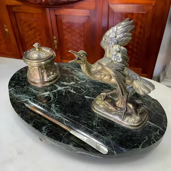 Foto de um(a) Antigo Raro Tinteiro Mármore E Escultura Ave Pétit L Carvin, da categoria de Itens de Escritório. Louis Albert Carvin. Para quem gosta de peças únicas. Uma ótima opção de presente e muito decorativo para um escritório.... Mostrado de uma perspectiva diferente. Vendido no marketplace Trésors.