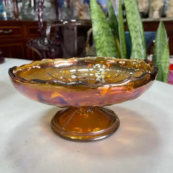 Foto de um(a) Antiga Coleção Rara Fruteira Boleira Vidro Carnival Glass, da categoria de Centro de mesa. Antigas fruteiras em vidro Carnival Glass. Meados do século XX. Medidas 9x18cm Medidas 10x21cmMedidas 13x20cm. Mostrado de uma perspectiva diferente. Vendido no marketplace Trésors.