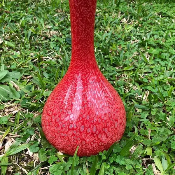 Foto de um(a) Antigo Grande Jarro Vaso Art Deco Murano Italiano Vermelho, da categoria de Vasos. Lindo vaso em Murano italiano feito à mão. Peça imponente.Período Art Deco. Cores vivas e brilhantes, muito decorativo. ... Mostrado de uma perspectiva diferente. Vendido no marketplace Trésors.