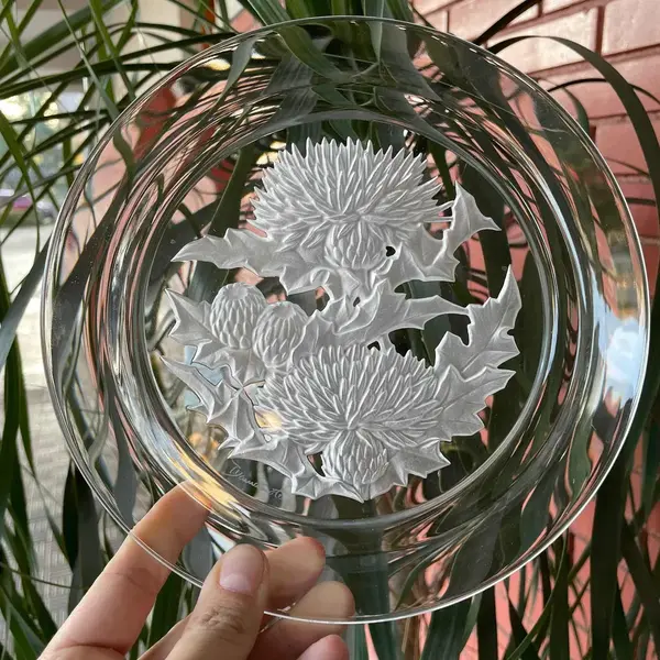 Foto de um(a) Antigo Raro Par Pratos Decorativos Cristal Francês Assinados, da categoria de Pratos Decorativos. Antigo e lindo par de pratos decorativos, em cristal francês, decoração floral lapidada à mão com bastante riqueza de... Mostrado de uma perspectiva diferente. Vendido no marketplace Trésors.