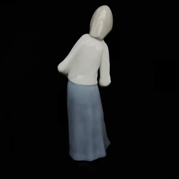 Foto de um(a) Antiga Escultura Dama Com Coelho Porcelana Espanhola Casades, da categoria de Escultura. Antiga e linda escultura em porcelana artística espanhola, representando jovem alimentando coelho, manufatura Casades,... Mostrado de uma perspectiva diferente. Vendido no marketplace Trésors.
