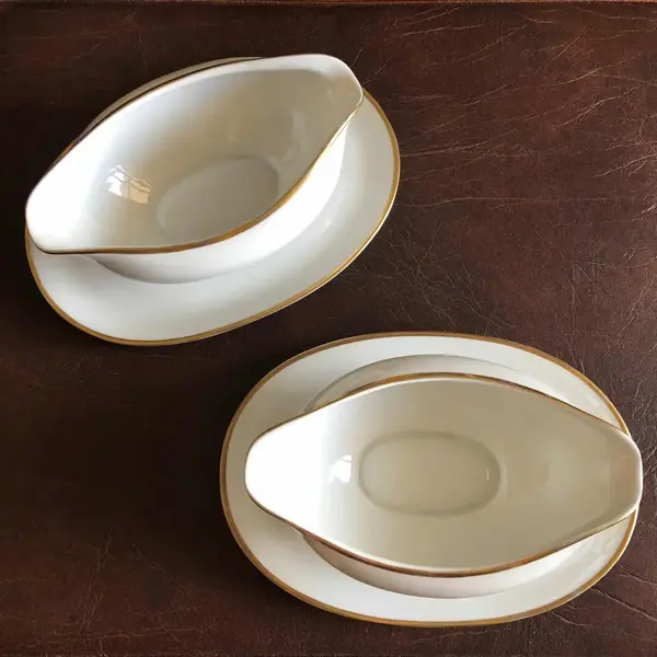 Foto de um(a) Antigo Par De Finas Molheiras Porcelana Branca Alemã Kpm, da categoria de Outros utensílios para servir. KPM, Krister Germany. Par de antigas molheiras em fina porcelana alemã KPM, acabamento com filetes de ouro. Meados do século... Mostrado de uma perspectiva diferente. Vendido no marketplace Trésors.