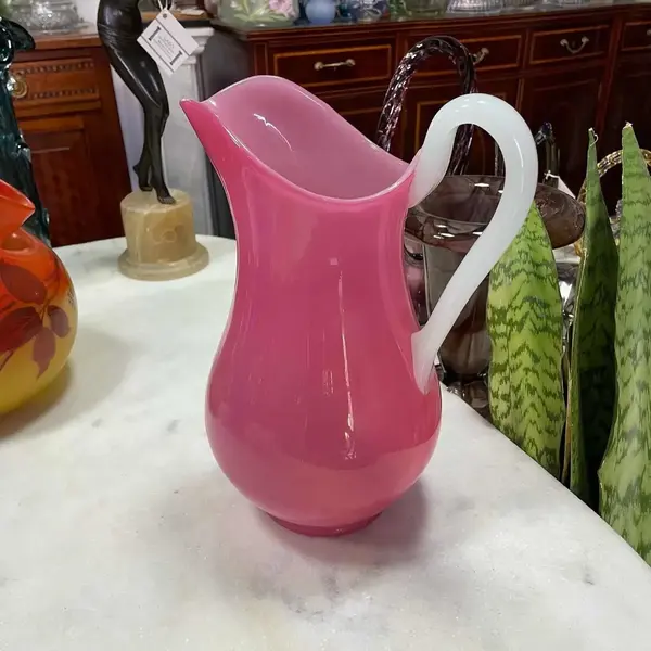 Foto de um(a) Antigo Raro Jarro Vaso Jarra Opalina Francesa Baccarat Rosa, da categoria de Jarros. Baccarat. Antiga e grande jarra em opalina Baccarat, na linda cor rosa. Peça muito imponente e decorativa, combina qualquer... Mostrado de uma perspectiva diferente. Vendido no marketplace Trésors.