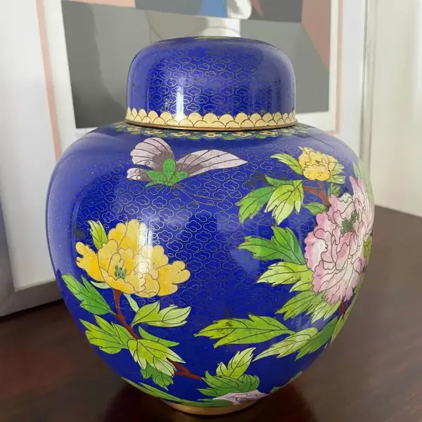 Foto de um(a) Antigo Vaso Potiche Chinês Oriental Em Bronze Cloisonné, da categoria de Vasos e recipientes. Antigo e majestoso potiche bojudo em metal Cloisonné. Peça imponente, com bastante riqueza de detalhes, linda cor azul royal... Mostrado de uma perspectiva diferente. Vendido no marketplace Trésors.