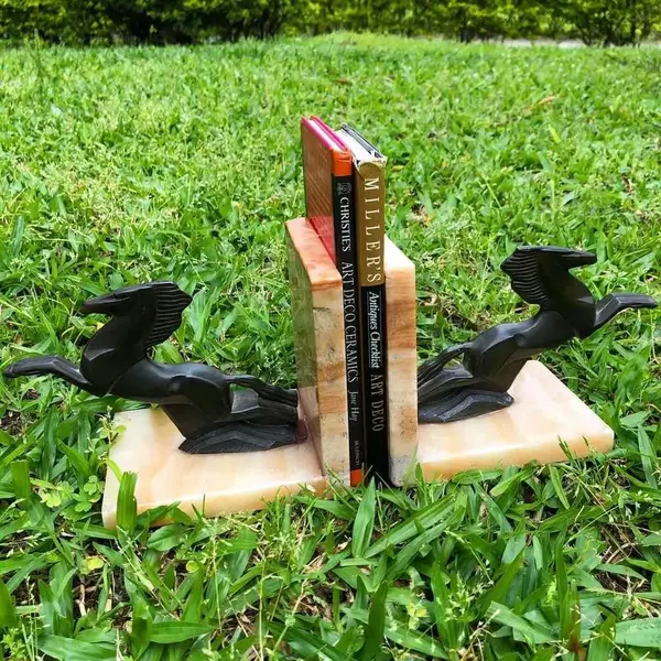 Foto de um(a) Antiga Escultura Cavalo Cerra Livros Art Deco Pétit Bronze, da categoria de Escultura. Antigo e lindo cerra livros com figuras de cavalos em pétit bronze francês, base em alabastro e ônix. Extremamente... Mostrado de uma perspectiva diferente. Vendido no marketplace Trésors.