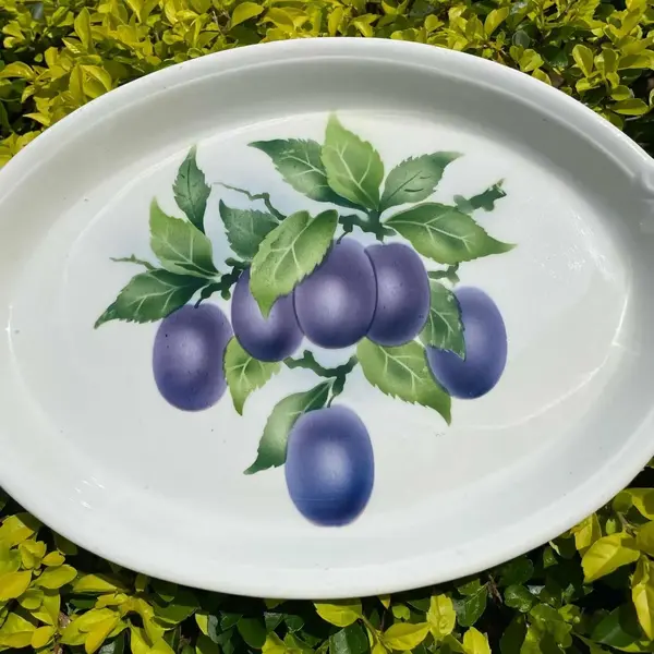 Foto de um(a) Antigo Raro Prato Com Alças Bandeja Em Majólica Européia, da categoria de Travessas e tigelas. Antigo prato com alças, para servir ou decorar, feito à mão em majólica européia do início século XX.Medidas 32x21cm. Mostrado de uma perspectiva diferente. Vendido no marketplace Trésors.