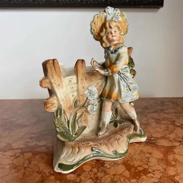 Foto de um(a) Antigo Bibelô Floreira Escultura Decorativa Biscuit Francês, da categoria de Escultura. Antiga floreira decorativa com figura de menina, peça artística toda feita e pintada à mão em biscuit francês. Início do... Mostrado de uma perspectiva diferente. Vendido no marketplace Trésors.