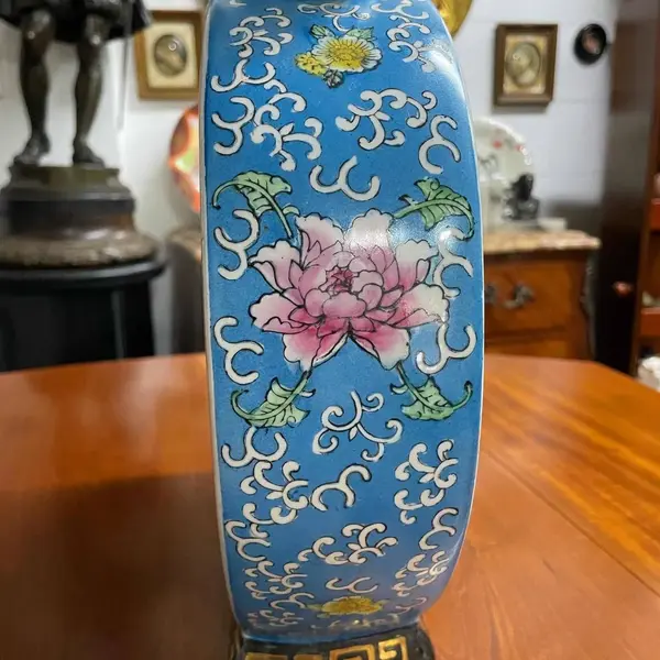 Foto de um(a) Antigo Raro Vaso Oriental Porcelana Japonesa Pintado À Mão, da categoria de Vasos. Antigo e grande vaso oriental em porcelana artística, peça toda pintada à mão com decoração de pássaros e flores. Cada lado... Mostrado de uma perspectiva diferente. Vendido no marketplace Trésors.