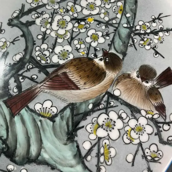Foto de um(a) Antigo Raro Vaso Oriental Porcelana Japonesa Pintado À Mão, da categoria de Vasos. Antigo e grande vaso oriental em porcelana artística, peça toda pintada à mão com decoração de pássaros e flores. Cada lado... Mostrado de uma perspectiva diferente. Vendido no marketplace Trésors.