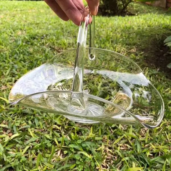Foto de um(a) Antiga Linda Cesta Vaso Centro De Mesa Em Cristal Francês, da categoria de Centro de mesa. Antiga e linda cesta em finíssimo cristal francês com o fundo estrelado lapidado à mão.Peça muito decorativa, pode ser usada... Mostrado de uma perspectiva diferente. Vendido no marketplace Trésors.