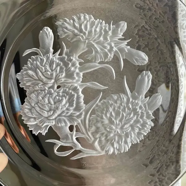 Foto de um(a) Antigo Raro Par Pratos Decorativos Cristal Francês Assinados, da categoria de Pratos Decorativos. Antigo e lindo par de pratos decorativos, em cristal francês, decoração floral lapidada à mão com bastante riqueza de... Mostrado de uma perspectiva diferente. Vendido no marketplace Trésors.