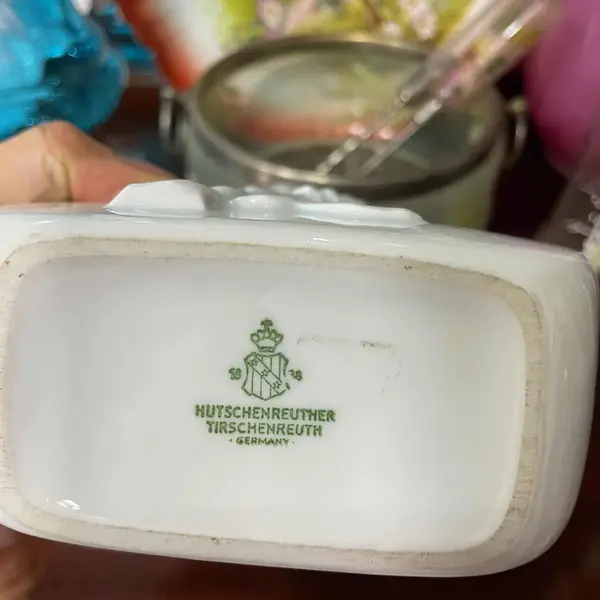 Foto de um(a) Antigo Vaso Pássaro Art Deco Porcelana Alemã Hutschenreuther, da categoria de Vasos. Hutschenreuther. Antigo vaso artístico em porcelana alemã, decoração com pássaro em relevo. Peça muito elegante e... Mostrado de uma perspectiva diferente. Vendido no marketplace Trésors.