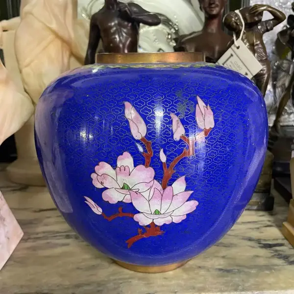 Foto de um(a) Antigo Vaso Potiche Chinês Oriental Em Bronze Cloisonné, da categoria de Vasos e recipientes. Antigo e majestoso potiche bojudo em metal Cloisonné. Peça imponente, com bastante riqueza de detalhes, linda cor azul royal... Mostrado de uma perspectiva diferente. Vendido no marketplace Trésors.