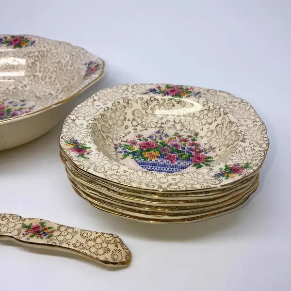 Foto de um(a) Antigo Raro Conjunto Sobremesa Tigela Porcelana Inglesa H&K, da categoria de Travessas e tigelas. H&K Tunstall - Hollinshead & Kirkham. Antigo e lindo conjunto para sobremesa, composto de uma tigela maior, seis tigelinhas... Mostrado de uma perspectiva diferente. Vendido no marketplace Trésors.