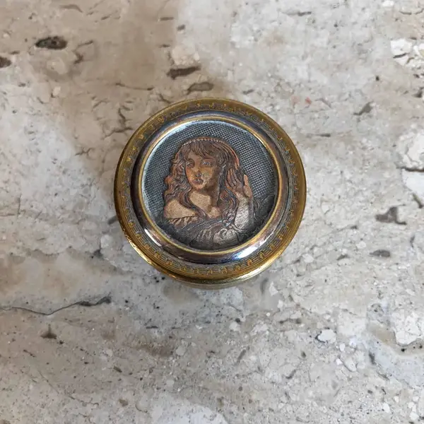 Foto de um(a) Antiga Pequena Caixinha Porta Anel Bronze Francês, da categoria de Porta-Jóias. Antiga pequena caixinha porta jóias ou comprimidos, em bronze feita à mão, peça de artista, com muita riqueza de detalhes.... Mostrado de uma perspectiva diferente. Vendido no marketplace Trésors.