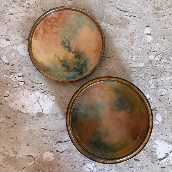 Foto de um(a) Antiga Rara Caixa Porta Jóias Bronze Francês Limoges Gamet, da categoria de Porta-Jóias. Gamet - Limoges. Antiga e centenária caixa porta jóias em bronze esmaltado à mão, com linda e farta decoração com cena rural... Mostrado de uma perspectiva diferente. Vendido no marketplace Trésors.