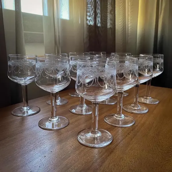 Foto de um(a) Antigo Conjunto 12 Cálices Para Licor Cristal Saint Louis, da categoria de Taças. Quem gosta de um licor? E que tal servir o seu licor favorito em grande estilo? E ainda decorar uma bandeja ou cristaleira... Mostrado de uma perspectiva diferente. Vendido no marketplace Trésors.