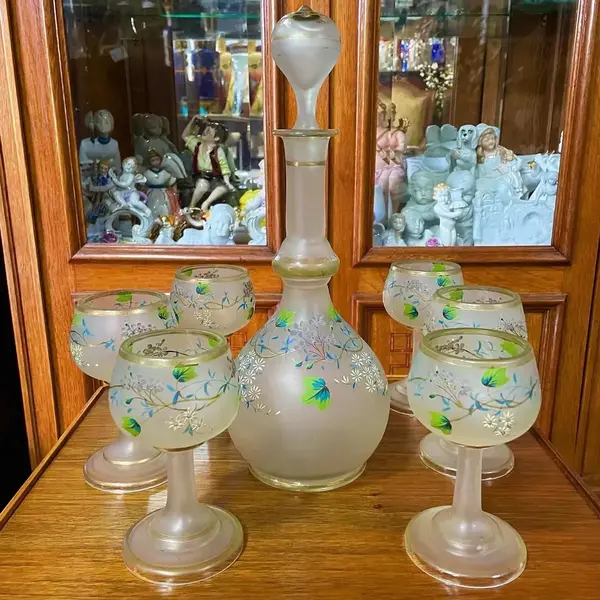 Foto de um(a) Antigo Raro Conjunto Veneziano Garrafa Taças Art Nouveau, da categoria de Jogos de taças e copos. Antigo e lindo conjunto de garrafa com 6 taças satiné em vidro artístico veneziano. Todas as peças são delicadamente... Mostrado de uma perspectiva diferente. Vendido no marketplace Trésors.