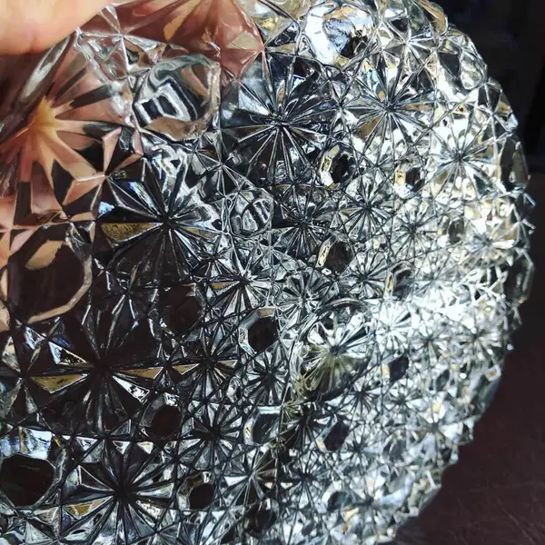 Foto de um(a) Antigo Par De Petisqueiras Em Cristal Francês, da categoria de Travessas e tigelas. Par de petisqueiras em fino cristal francês, linda lapidação. Impecáveis. Diâmetro 19cm cada. Mostrado de uma perspectiva diferente. Vendido no marketplace Trésors.