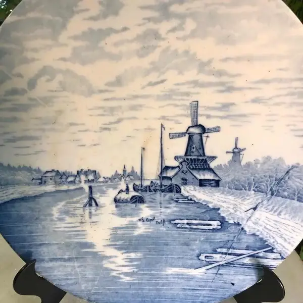Foto de um(a) Antigo Lindo Prato Medalhão Porcelana Holandesa Delfts Blue, da categoria de Pratos Decorativos. Delft Blue - Naar Louis Apol. Antigo e grande prato/medalhão decorativo, em porcelana artística holandesa pintado à mão com... Mostrado de uma perspectiva diferente. Vendido no marketplace Trésors.