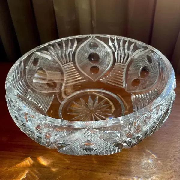Foto de um(a) Antigo Centro De Mesa Saladeira Fruteira Em Cristal Tcheco, da categoria de Travessas e tigelas. Antigo centro de mesa em cristal Tcheco, ricamente lapidado à mão. Peça com lindo brilho natural. Também pode ser usada como... Mostrado de uma perspectiva diferente. Vendido no marketplace Trésors.