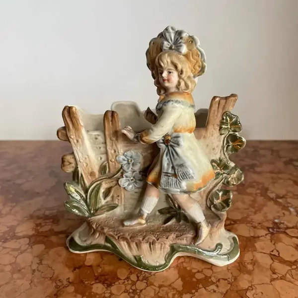 Foto de um(a) Antigo Bibelô Floreira Escultura Decorativa Biscuit Francês, da categoria de Escultura. Antiga floreira decorativa com figura de menina, peça artística toda feita e pintada à mão em biscuit francês. Início do... Mostrado de uma perspectiva diferente. Vendido no marketplace Trésors.