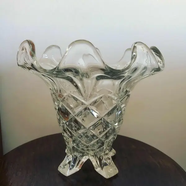 Foto de um(a) Antigo Vaso Art Deco Vidro Inglês Sowerby Glass, da categoria de Vasos. Antigo vaso Art Deco em vidro ricamente moldado e prensado, da famosa manufatura inglesa “Sowerby Glass” meados de 1920/30.... Mostrado de uma perspectiva diferente. Vendido no marketplace Trésors.