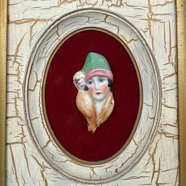 Foto de um(a) Antigo Par Quadrinhos Belle Époque Porcelana Alemã Art Deco, da categoria de Objetos de parede. Antigo par de quadrinhos decorativos com medalhão central com figuras de damas Belle Époque em porcelana alemã pintados à... Mostrado de uma perspectiva diferente. Vendido no marketplace Trésors.