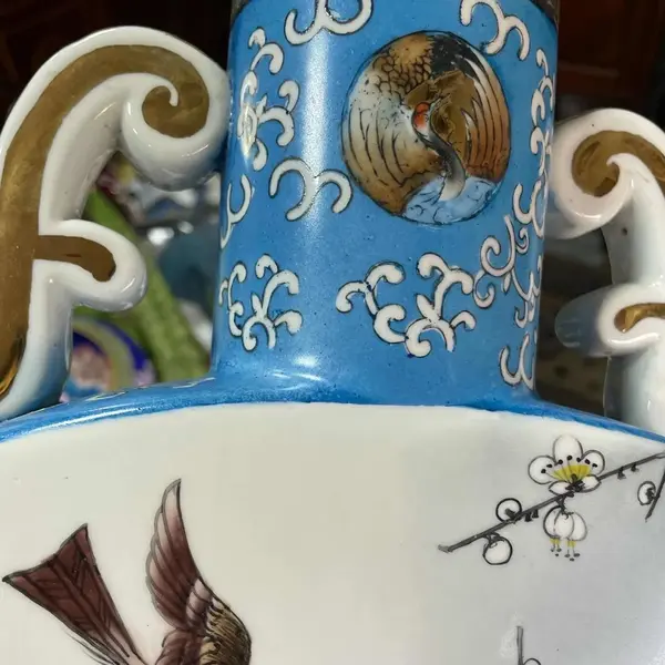 Foto de um(a) Antigo Raro Vaso Oriental Porcelana Japonesa Pintado À Mão, da categoria de Vasos. Antigo e grande vaso oriental em porcelana artística, peça toda pintada à mão com decoração de pássaros e flores. Cada lado... Mostrado de uma perspectiva diferente. Vendido no marketplace Trésors.
