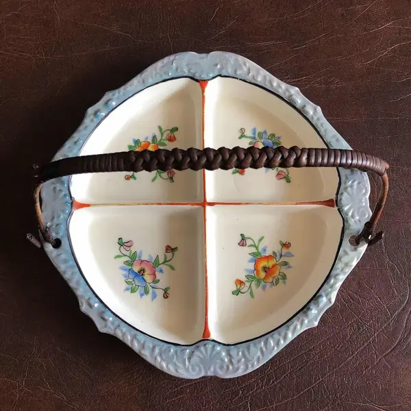 Foto de um(a) Japão Ocupado Antiga Petisqueira Porcelana Oriental Japoensa, da categoria de Travessas e tigelas. Japão ocupado. Antiga petisqueira Art Deco em fina porcelana japonesa, decorada com flores. Década de 1950. Medidas 13x24cm. Mostrado de uma perspectiva diferente. Vendido no marketplace Trésors.
