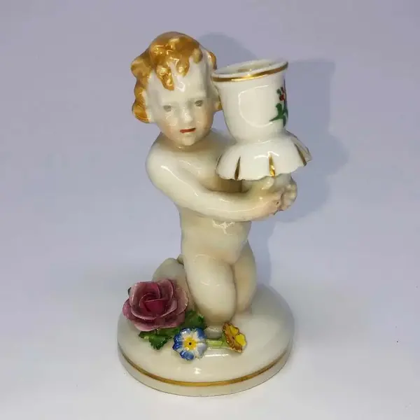Foto de um(a) Antigo Castiçal Criança Em Porcelana Alemã Von Schierholz, da categoria de Castiçais. Von Schierholz. Antigo e pequeno castiçal, feito e pintado à mão, em porcelana artística alemã. Peça muito delicada e com... Mostrado de uma perspectiva diferente. Vendido no marketplace Trésors.