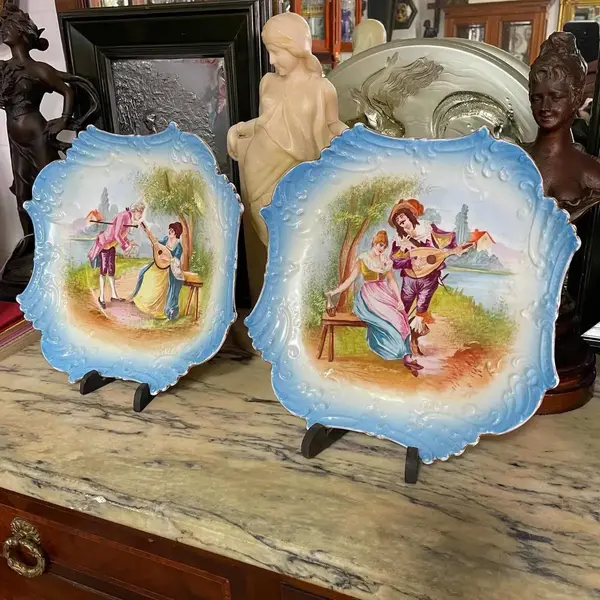 Foto de um(a) Antigo Par De Pratos Medalhões Porcelana Francesa Limoges, da categoria de Pratos Decorativos. B&R Limoges - France. Antigo e raro par de pratos medalhões em porcelana artística, ricamente pintados à mão. Da renomada... Mostrado de uma perspectiva diferente. Vendido no marketplace Trésors.