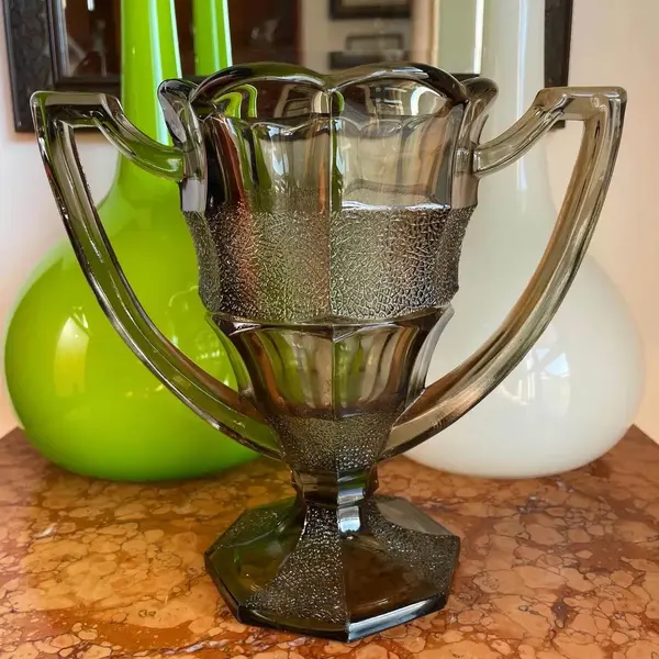 Foto de um(a) Antigo Vaso Art Deco Ânfora Vidro Artístico Walther & Sohne, da categoria de Vasos. Walther & Sohne. Antigo e diferente vaso com alças em vidro artístico de ótima qualidade, moldado e prensado com detalhes em... Mostrado de uma perspectiva diferente. Vendido no marketplace Trésors.