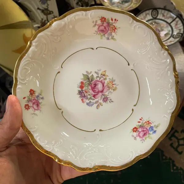 Foto de um(a) Antigo Prato Fruteira Centro De Mesa Porcelana Polonesa Kpm, da categoria de Travessas e tigelas. ~ KPM ~ Receba toda a delicadeza dessa linda peça em porcelana artística polonesa. Ela é uma fruteirinha, ótima para servir... Mostrado de uma perspectiva diferente. Vendido no marketplace Trésors.