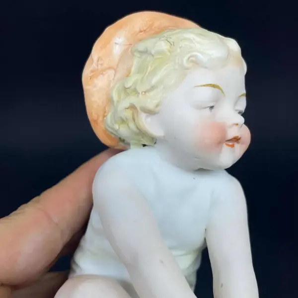 Foto de um(a) Antigo Par Bibelôs Esculturas De Bebês Em Biscuit Alemão, da categoria de Escultura. Antigo par de esculturas artísticas representando bebês, moldadas e pintadas à mão em biscuit alemão. Início do século XX.... Mostrado de uma perspectiva diferente. Vendido no marketplace Trésors.