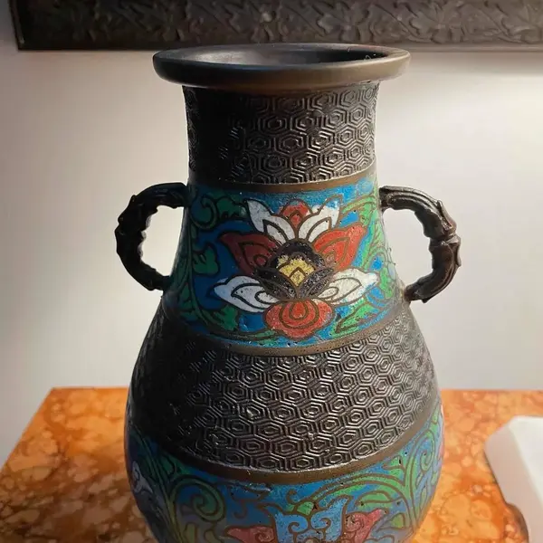 Foto de um(a) Antigo Raro Vaso Com Alças Ânfora Bronze Cloisonné Oriental, da categoria de Vasos. Antigo e lindo vaso com alças em bronze Cloisonné, linda decoração esmaltada à mão ao redor da peça. Início do século XX.... Mostrado de uma perspectiva diferente. Vendido no marketplace Trésors.
