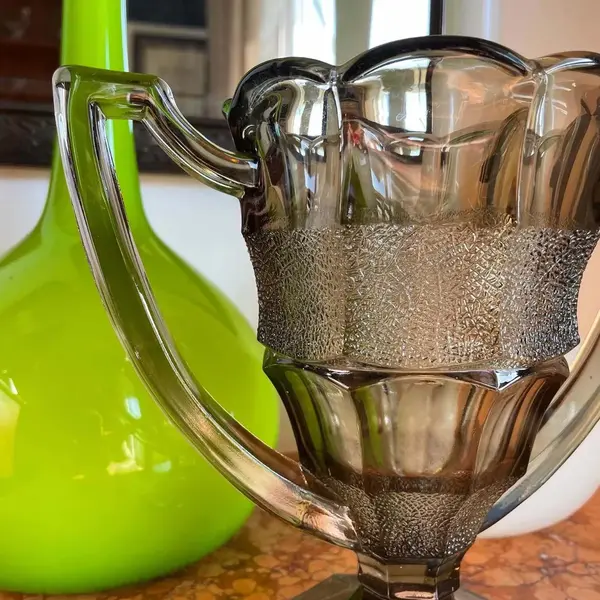 Foto de um(a) Antigo Vaso Art Deco Ânfora Vidro Artístico Walther & Sohne, da categoria de Vasos. Walther & Sohne. Antigo e diferente vaso com alças em vidro artístico de ótima qualidade, moldado e prensado com detalhes em... Mostrado de uma perspectiva diferente. Vendido no marketplace Trésors.