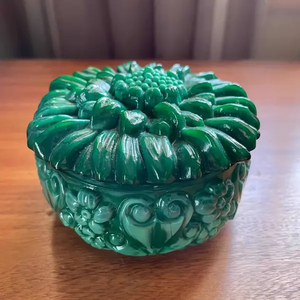 Foto de um(a) Antiga Pozeira Caixa Ingrid Malaquita Glass Art Deco Hoffman, da categoria de Cestos e Caixas. Malachite Glass. Ingrid Glass by Heinrich Hoffmann. Antiga caixa porta jóias em vidro artístico de malaquita. Linda... Mostrado de uma perspectiva diferente. Vendido no marketplace Trésors.