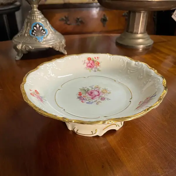 Foto de um(a) Antigo Prato Fruteira Centro De Mesa Porcelana Polonesa Kpm, da categoria de Travessas e tigelas. ~ KPM ~ Receba toda a delicadeza dessa linda peça em porcelana artística polonesa. Ela é uma fruteirinha, ótima para servir... Mostrado de uma perspectiva diferente. Vendido no marketplace Trésors.