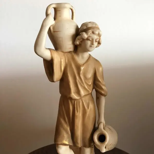Foto de um(a) Antiga Escultura Jovem Camponês Faiança Tcheca Royal Dux, da categoria de Escultura. Royal Dux. Linda e colecionável escultura em faiança Tcheca, da famosa manufatura Royal Dux, inaugurada em 1853,... Mostrado de uma perspectiva diferente. Vendido no marketplace Trésors.