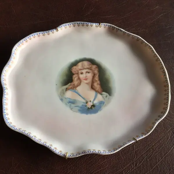 Foto de um(a) Antigo Prato De Parede Bandeja Medalhão Porcelana Italiana, da categoria de Pratos Decorativos. Lindo, grande e em perfeito estado.Pintura feita à mão, assinado. Medidas 23x25cm. Mostrado de uma perspectiva diferente. Vendido no marketplace Trésors.