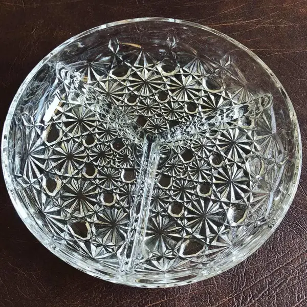 Foto de um(a) Antigo Par De Petisqueiras Em Cristal Francês, da categoria de Travessas e tigelas. Par de petisqueiras em fino cristal francês, linda lapidação. Impecáveis. Diâmetro 19cm cada. Mostrado de uma perspectiva diferente. Vendido no marketplace Trésors.