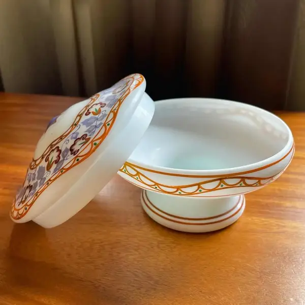 Foto de um(a) Antiga Caixa Decorativa Em Opalina Francesa Art Deco, da categoria de Cestos e Caixas. Antiga e linda caixa decorativa ou porta jóias em opalina francesa, peça toda pintada à mão. Período Art Deco. Medidas 9x14cm. Mostrado de uma perspectiva diferente. Vendido no marketplace Trésors.