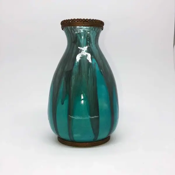 Foto de um(a) Antigo Vaso Art Deco Majólica Francesa Sèvres Paul Millet, da categoria de Vasos. Paul Millet - Sèvres. Antigo e raro vaso bojudo em majólica/cerâmica artística francesa vitrificada. Bordas trabalhadas em... Mostrado de uma perspectiva diferente. Vendido no marketplace Trésors.