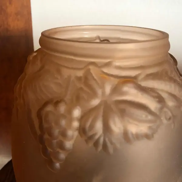 Foto de um(a) Antigo Vaso Art Deco Assinado Vidro Satiné Moule Pressed, da categoria de Vasos. Lindo vaso francês em vidro satiné moule pressed, prensado e ricamente moldado a ácido com decoração de uvas e folhas.Art... Mostrado de uma perspectiva diferente. Vendido no marketplace Trésors.