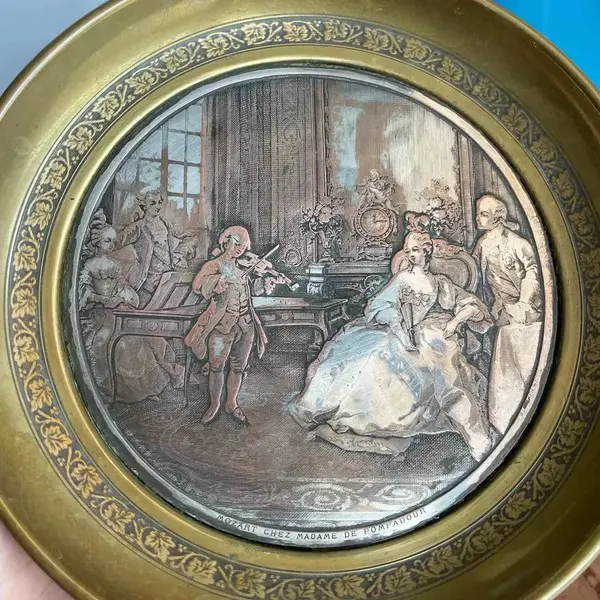 Foto de um(a) Antigo Raro Porta Cartões Bronze Francês Mozart Pompadour, da categoria de Outros objetos decorativos. Mozart chez Madame de Pompadour. Antigo porta cartões, fruteirinha em metal francês com bronze. Peça artística, feita à mão,... Mostrado de uma perspectiva diferente. Vendido no marketplace Trésors.