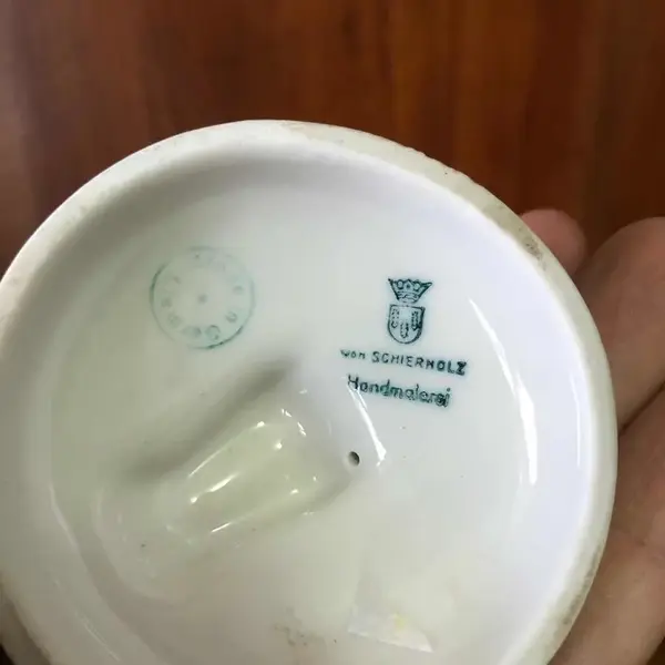 Foto de um(a) Antigo Castiçal Criança Em Porcelana Alemã Von Schierholz, da categoria de Castiçais. Von Schierholz. Antigo e pequeno castiçal, feito e pintado à mão, em porcelana artística alemã. Peça muito delicada e com... Mostrado de uma perspectiva diferente. Vendido no marketplace Trésors.