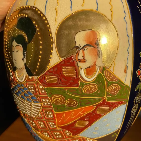 Foto de um(a) Antigo Vaso Jarro Oriental Porcelana Japonesa Satsuma, da categoria de Vasos. Satsuma Imperial. Antigo e imponente vaso oriental em porcelana artística japonesa, pintura em relevo feita à mão. Cada lado... Mostrado de uma perspectiva diferente. Vendido no marketplace Trésors.